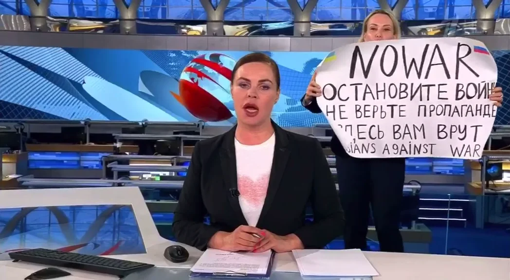 Колеги на Марина Овсянникова: "Всички бяхме изумени и възхитени от смелостта ѝ"