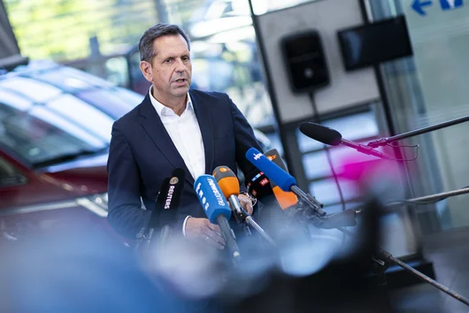 Напрежението във Volkswagen расте - работници освиркват директора заради липса на отговори за бъдещето