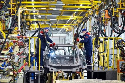Руски автозавод праща служителите си на картофени ниви, след като BMW спря производството