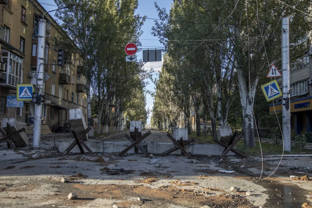 Чували с трупове, мини и пустош: Из безлюдните улици на освободения град Лиман