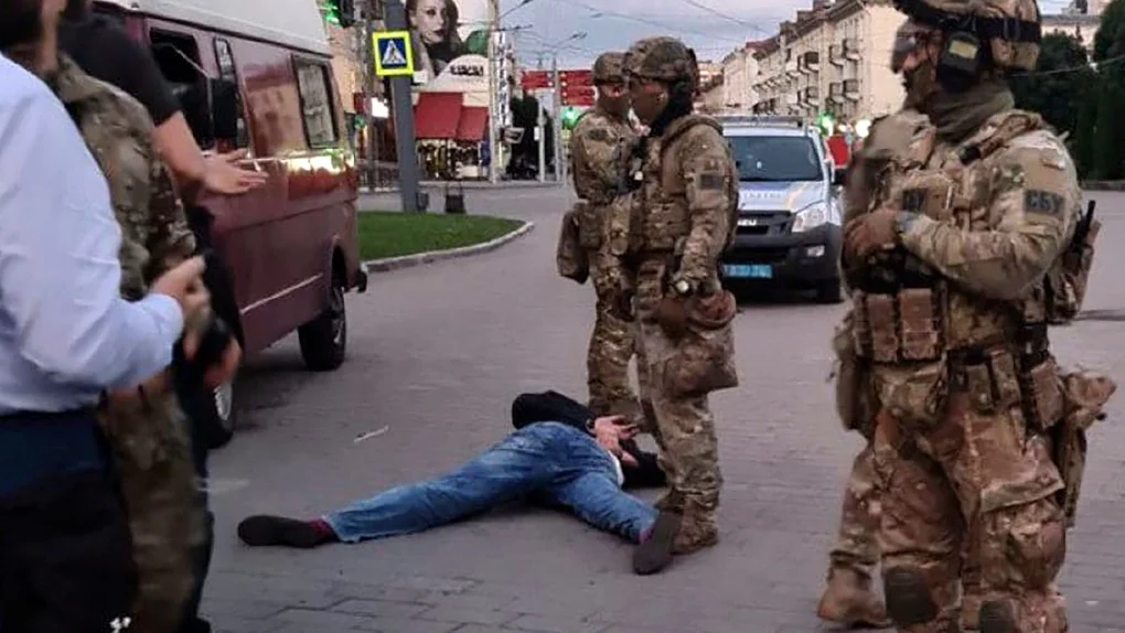 "Гледайте филма с Хоакин Финикс": Заложническата криза в Украйна, която приключи с намесата на президента