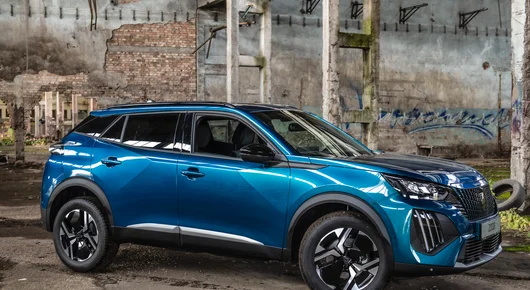 Peugeot 2008 в цвят Obsession Blue не просто привлича погледите, а хипнотизира 