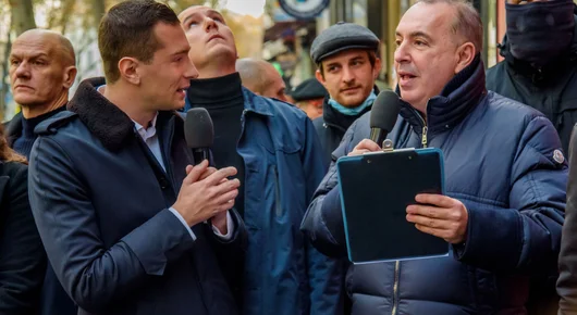 Френският ТВ водещ, осъден за секс престъпления, който не слиза от ефир дори след политически бойкот