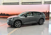 Volvo EX60 дебютира в София в самолетен хангар и това не е случайно
