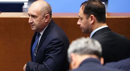 Радев обвини прокуратурата, че съсипва дело за "голяма политическа корупция" след арестите в Бургас