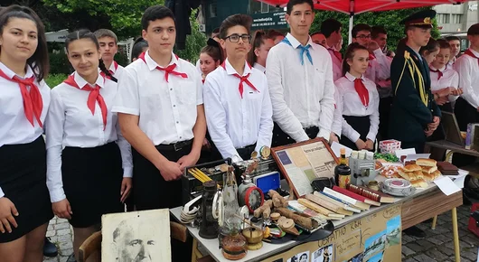 "Пионерчета" продават банички за 5 ст. пред портрет на Тато: Добре дошли в Кърджали през 2021