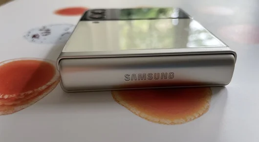 Galaxy Flip3 5G - смартфонът, който сгъваш, когато не ползваш