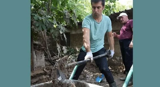Те отидоха да ринат кал и се оказаха заринати с оригиналничене