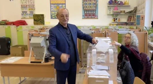 Ахмед Доган гласува с ескорт и охрана, и пусна хартиена бюлетина