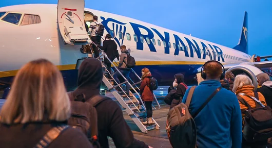 Ryanair отчете спад в продажбите, след като Booking и други платформи спряха да предлагат полетите ѝ
