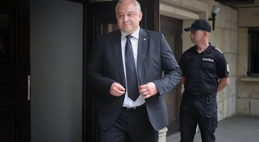 Какво пише в справката на ГДБОП за полетите на Пеевски (обновена)