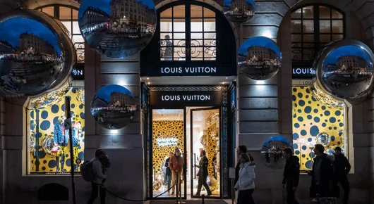 Louis Vuitton взе на стаж 13-годишно момче, новината предизвика дебат