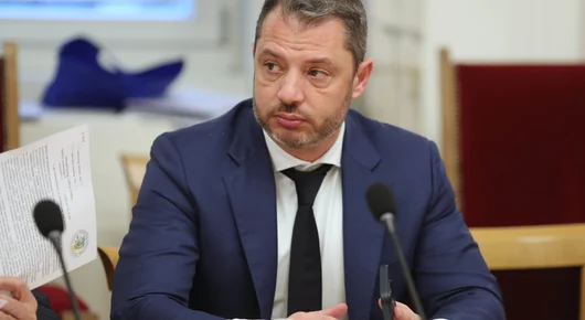 Делян Добрев и двама бивши министри ще развиват батерии и дейта център