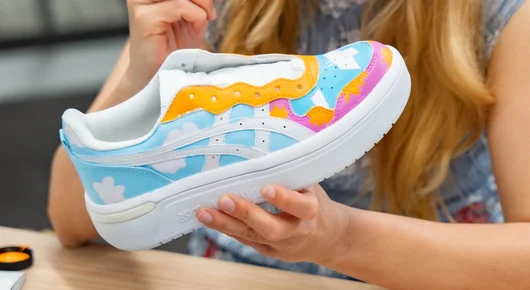 Tokyo Vibe: Тео и Точка изрисуваха десетки кецове на ASICS с дракони, точки и тигри