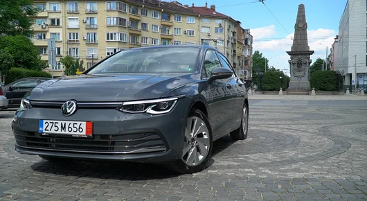 Golf 8: Полетът на "гугутката" и бърза обиколка на София