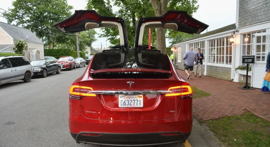 Жалби срещу Tesla: твърдят,че колите сами ускоряват