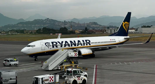 Ryanair вдига цените на билетите след спад в годишната печалба