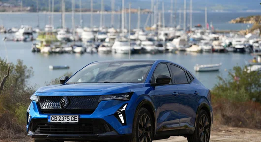 Това е птица! Това е самолет! Не, това е Renault Rafale
