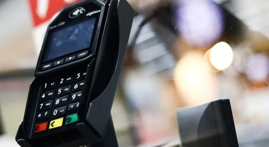 Еврокомисията проверява Visa и Mastercard заради съмнителни такси