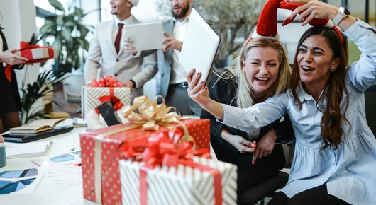 Secret Santa, но с twist: Подаръци, които колегите ви ще харесат!