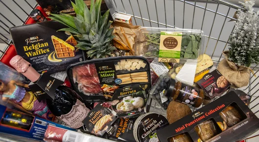 Количка с глезотии от BILLA: едно пътуване сред вкусовете на Коледа 