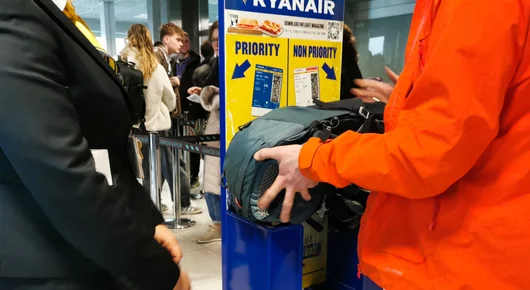 Ryanair увеличава безплатния ръчен багаж, но затяга проверките за нарушения