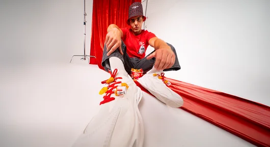 Haute Couture или Haute Kofature: KFC пусна новата си „Кофа за един“ заедно с лимитирана модна колекция 
