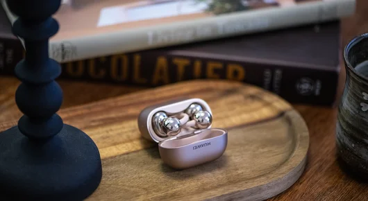 Не, това не е ear cuff, това са слушалките Huawei FreeClip 2 - красиви и удобни за целодневно носене
