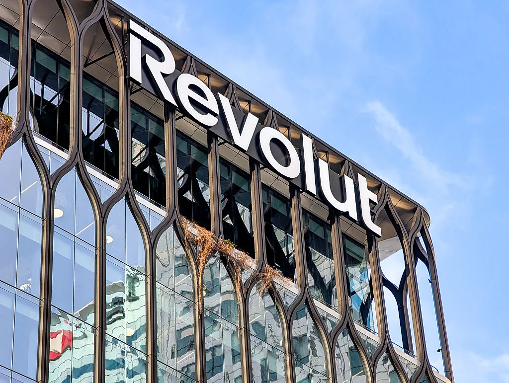 Revolut обвини Telegram и Meta, че печелят от реклами на финансови измами 
