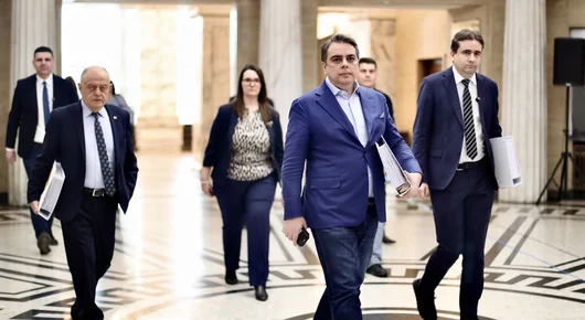 Асен Василев е предложил отделни парламентарни групи на ПП и ДБ, но запазване на съюза 