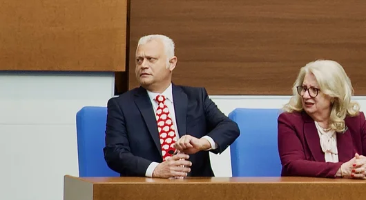 Дрескод "Черна овца" и посланието на Емил Дечев към Народното събрание