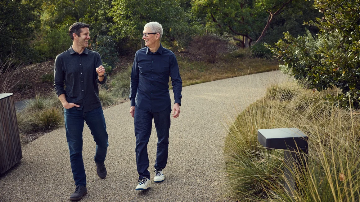 Новият директор на Apple: Добър инженер, шампион по плуване, но дали е следващият Стийв Джобс?