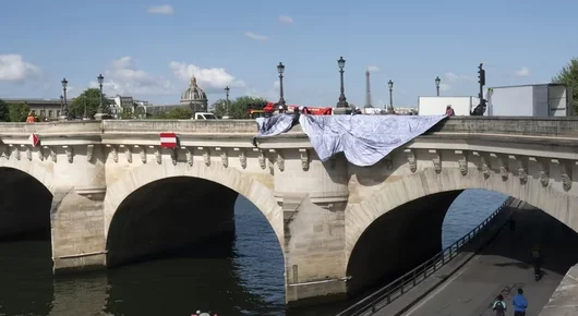Париж започна новото опаковане на Pont Neuf в памет на Кристо и Жан-Клод 