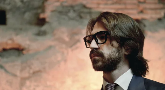 Битката за империята зад Ray-Ban все повече прилича на сюжет от Succession