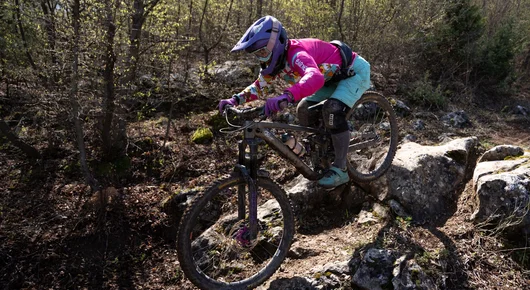 През седмицата е адвокат. През уикенда ендуро състезател 