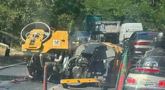 Валяк падна от автовоз, удари кола и блокира Кресненското дефиле