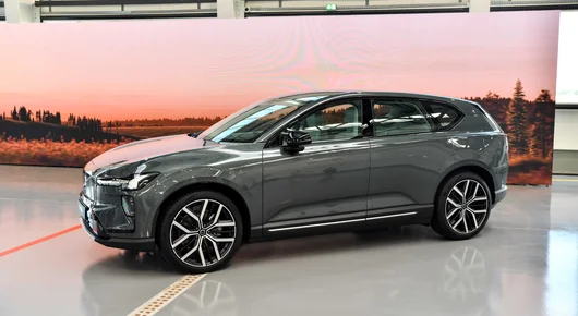 Volvo EX60 дебютира в София в самолетен хангар и това не е случайно