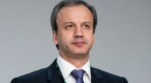 Президентът на ФИДЕ Аркадий Дворкович се оттегли, след като ЕС го санкционира заради Путин