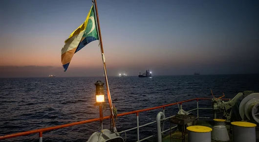Моряк е убит след удари на Иран по танкери на ОАЕ, Тръмп поднови войната