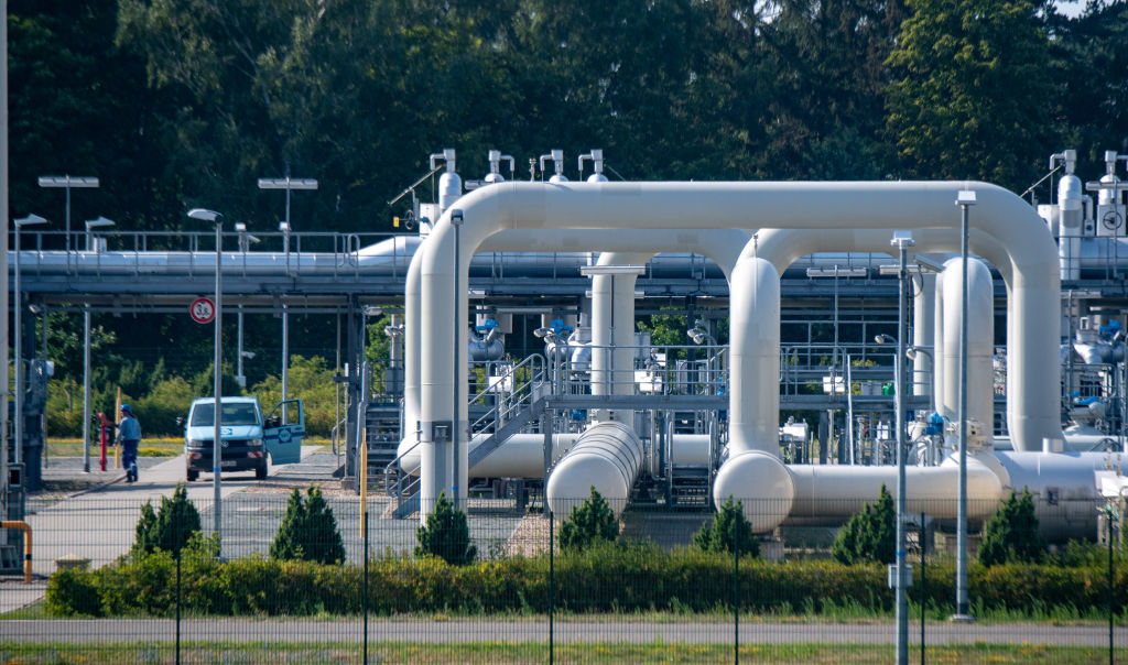 Портовая се намира в близост до компресорна станция в началото на газопровода "Северен поток 1", който пренася газ до Германия. Доставките по тръбопровода бяха ограничени през юли от руската компания "Газпром", която съобщи за "технически проблеми" по тръбата. Берлин обаче твърди, че това е чисто политически ход в резултат на западните санкции от руската инвазия в Украйна.