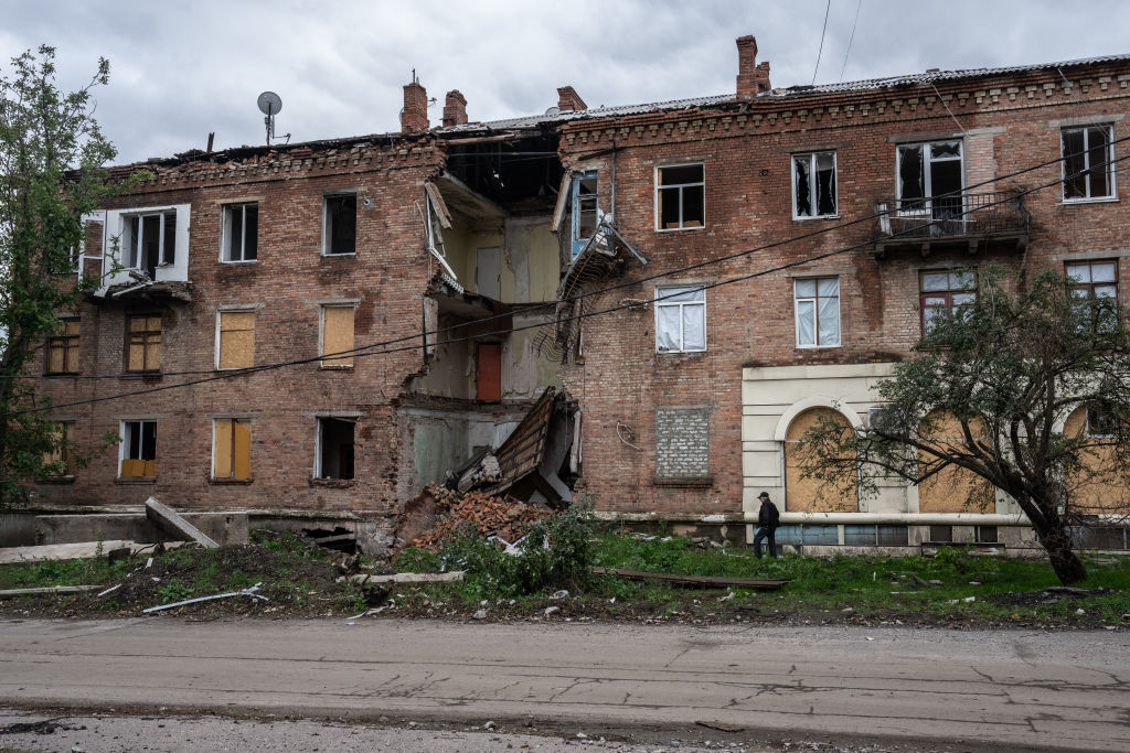 На юг от село Крешченовка пътят е с лоша настилка, като на места се срещат купчини изкопана пръст - отбранителна мярка за принуждаване на руските сили да тръгнат само по един-единствен маршрут.
