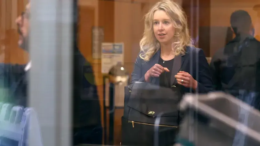 Основателката на Theranos Елизабет Холмс се явява пред съда в САЩ по обвинения в измама