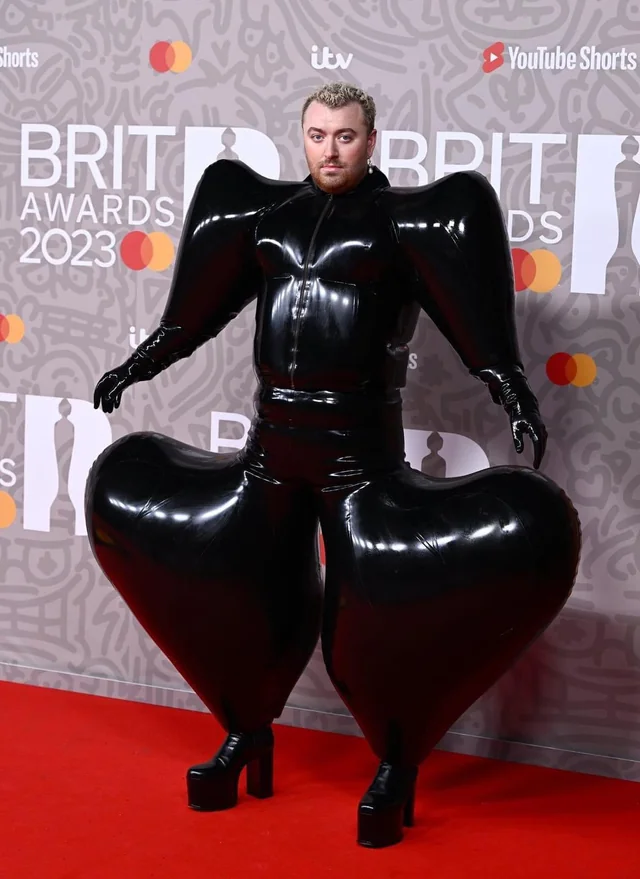 Сам Смит, кожен костюм, награди Brit,