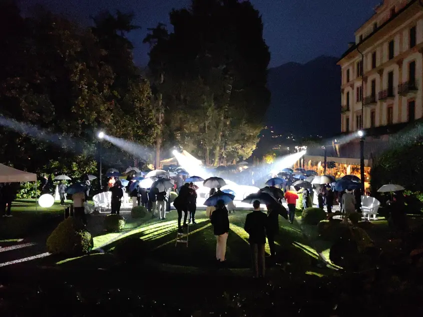 Huawei Mate X3, езеро Комо Villa d’Este, автомобилен конкурс за колекционерски автомобили Concorso d’Eleganza, нощна камера, дъжд,