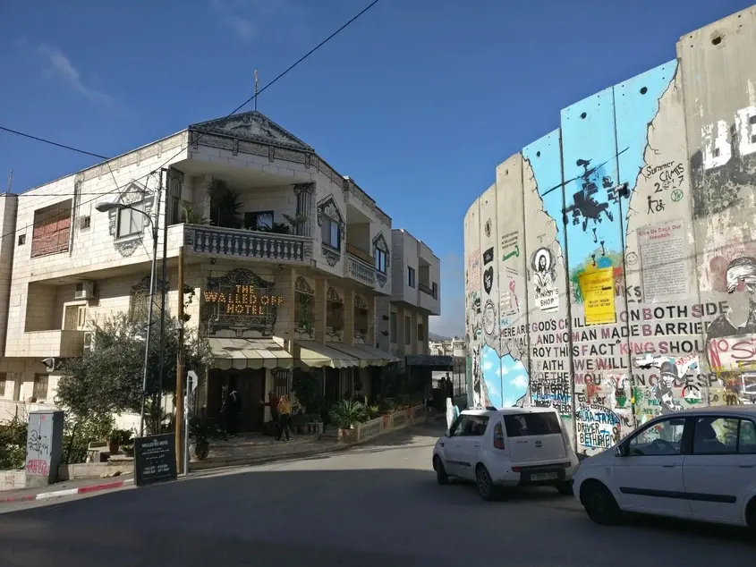 The Walled Off Hotel - хотел на Banksy