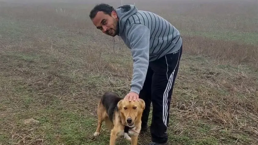 Атанас Киров по време на посещението в приюта „Every Dog Matters“ в Костинброд Yettel dog shelter